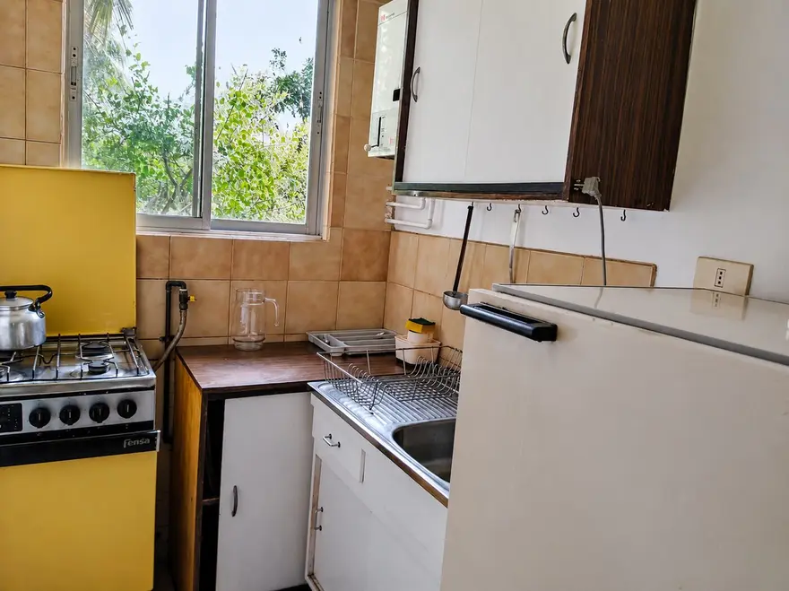 Cocina con horno y refrigerador