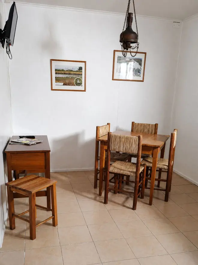 Comedor y living de la cabaña