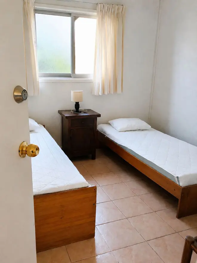 Dormitorio con dos camas individuales