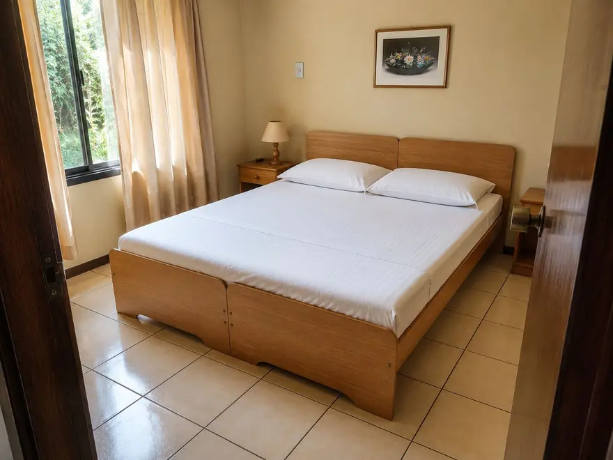 Dormitorio matrimonial con cortinas doradas