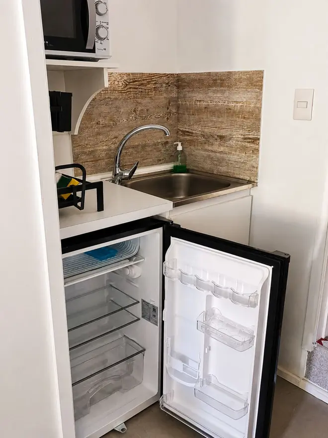 Kitchenette con refrigerador y microondas