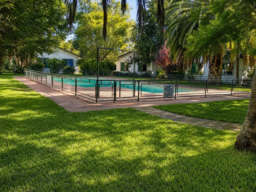 Piscina vista desde el jardín