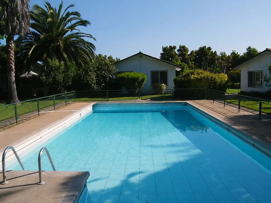 Vista amplia de la piscina y las cabañas