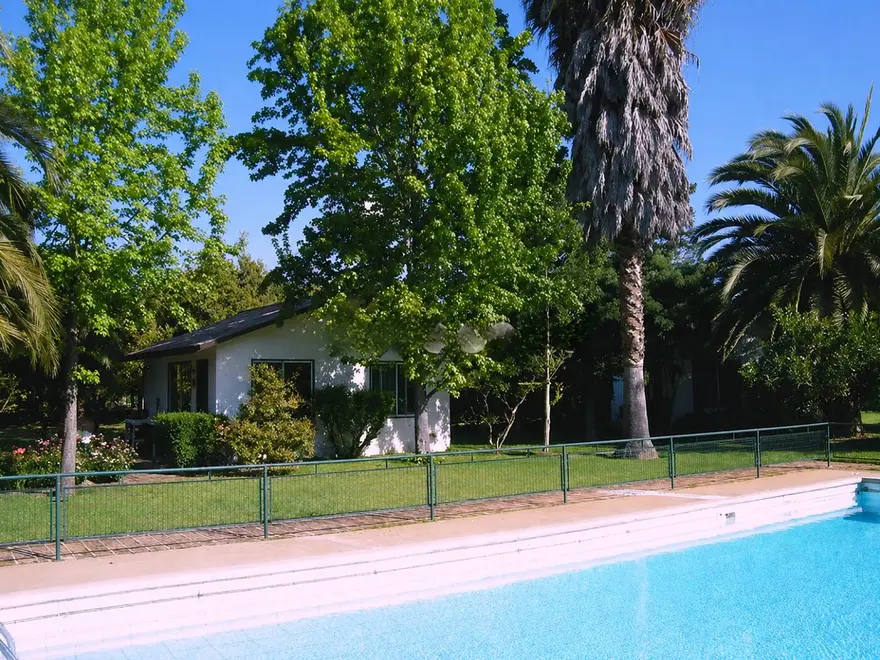Piscina junto a una cabaña