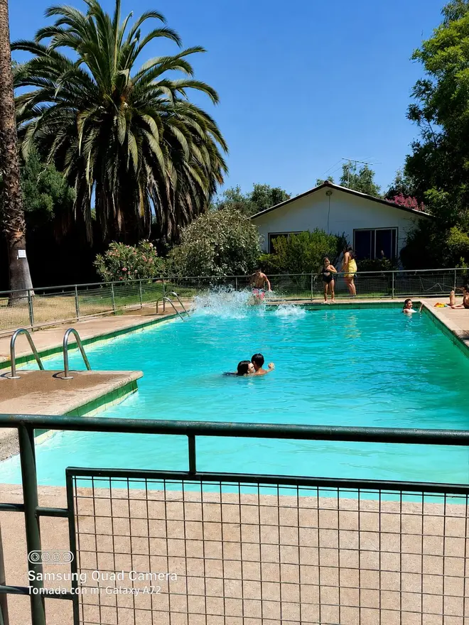 Piscina con niños jugando