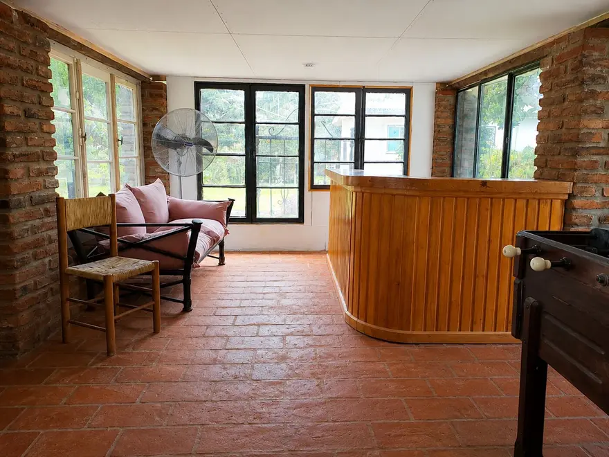 Barra de madera y living con sofá