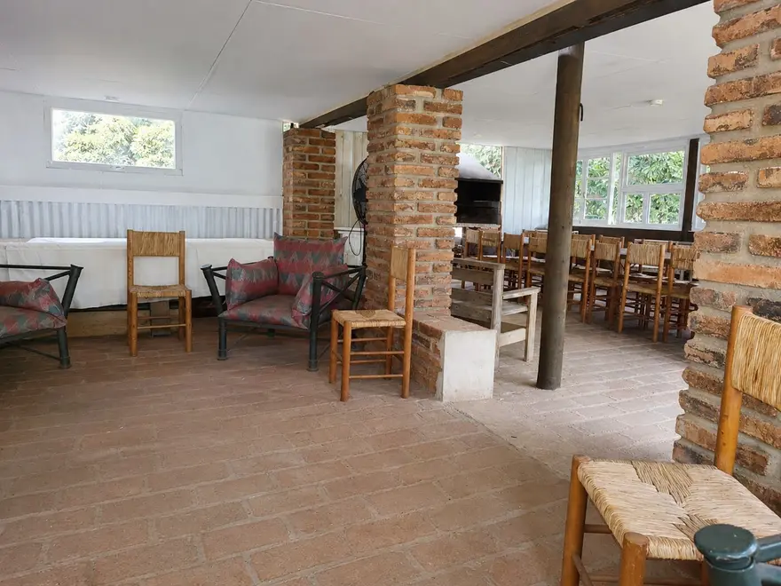 Sillones junto a pilares de ladrillo