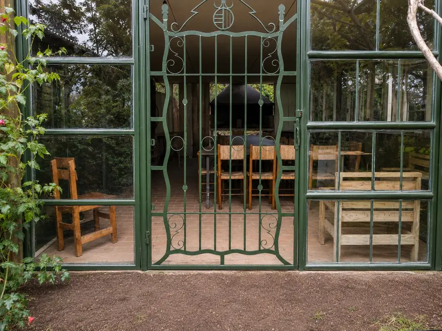 Detalle del portón de fierro forjado