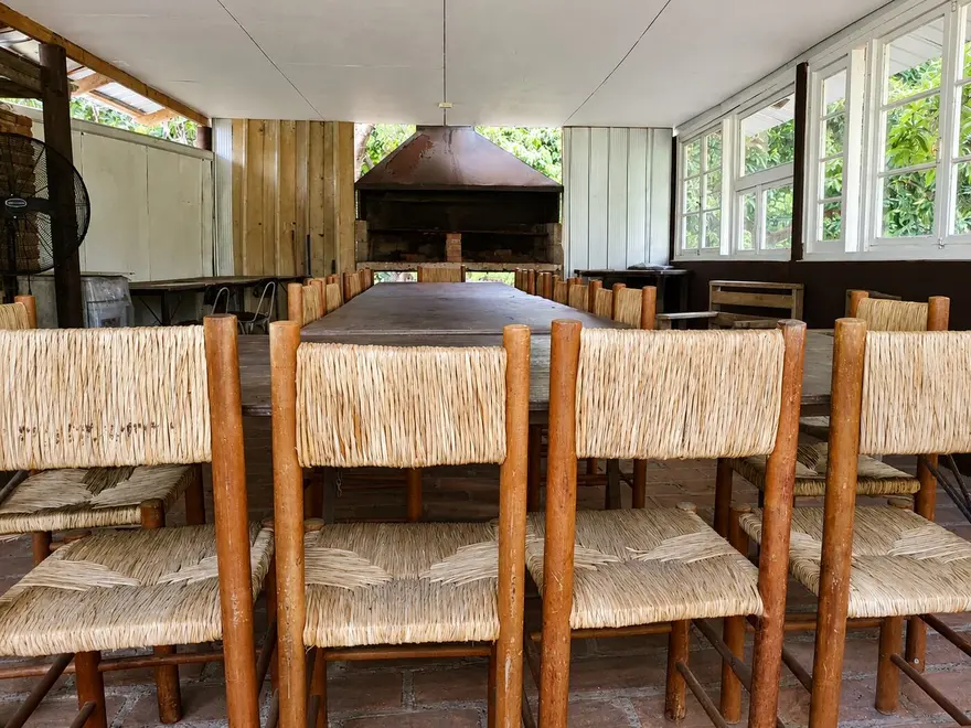 Salón con mesa larga y asador