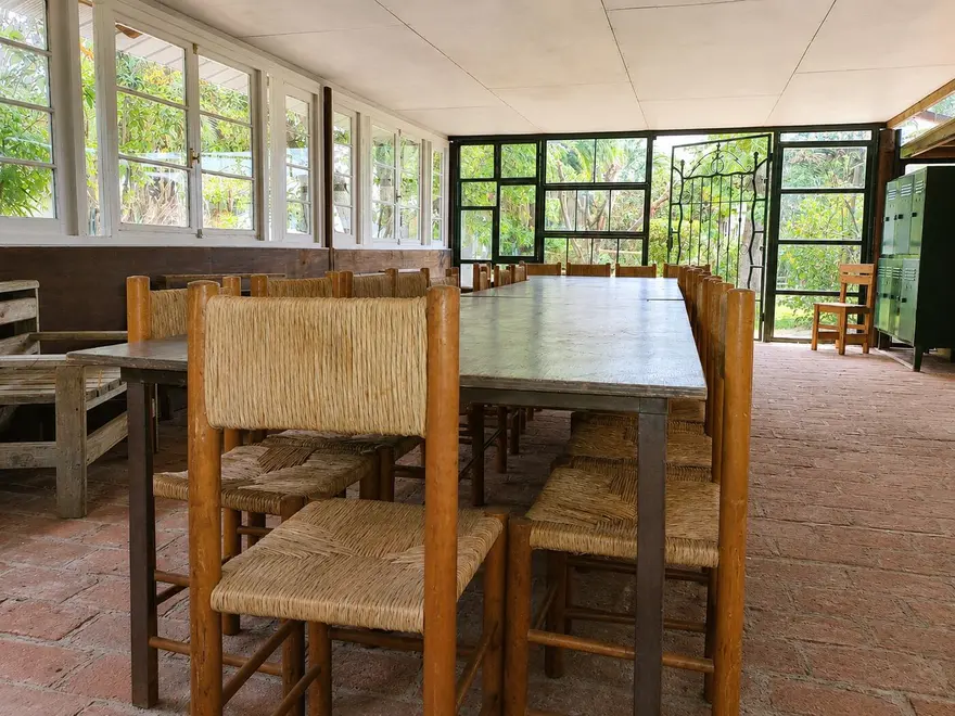 Salón techado con ventanales al jardín