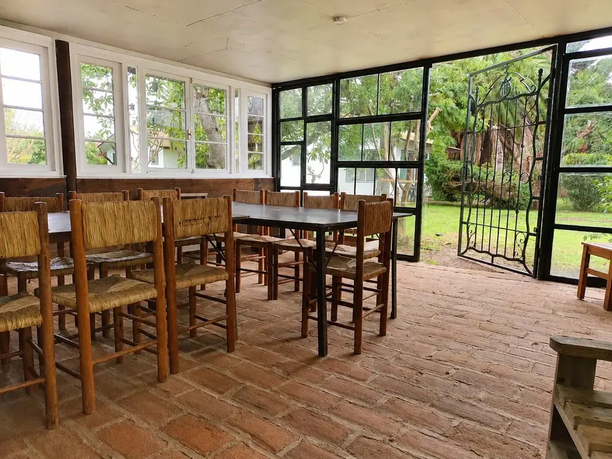 Mesa de comedor junto al portón de acceso