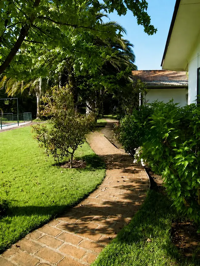 Sendero del jardín junto a las cabañas